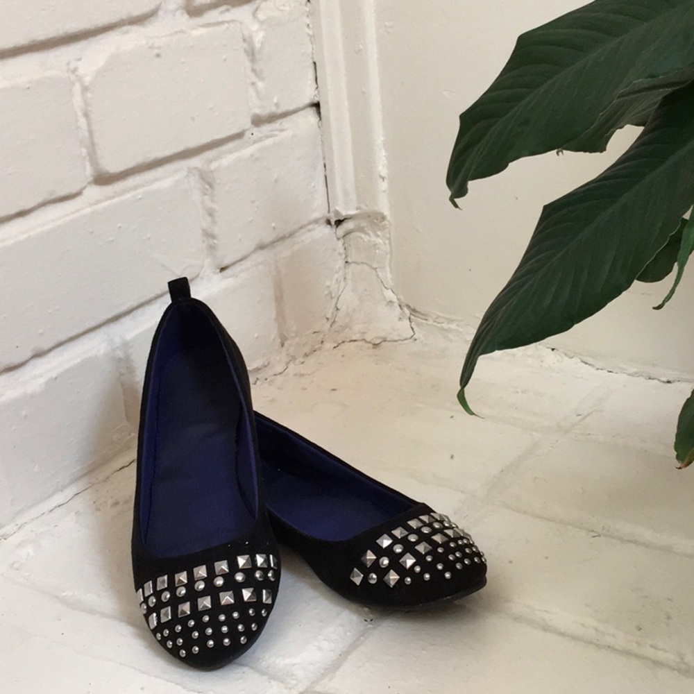 🔥🔥🔥CLEAN OUT SALE Black stud flats!